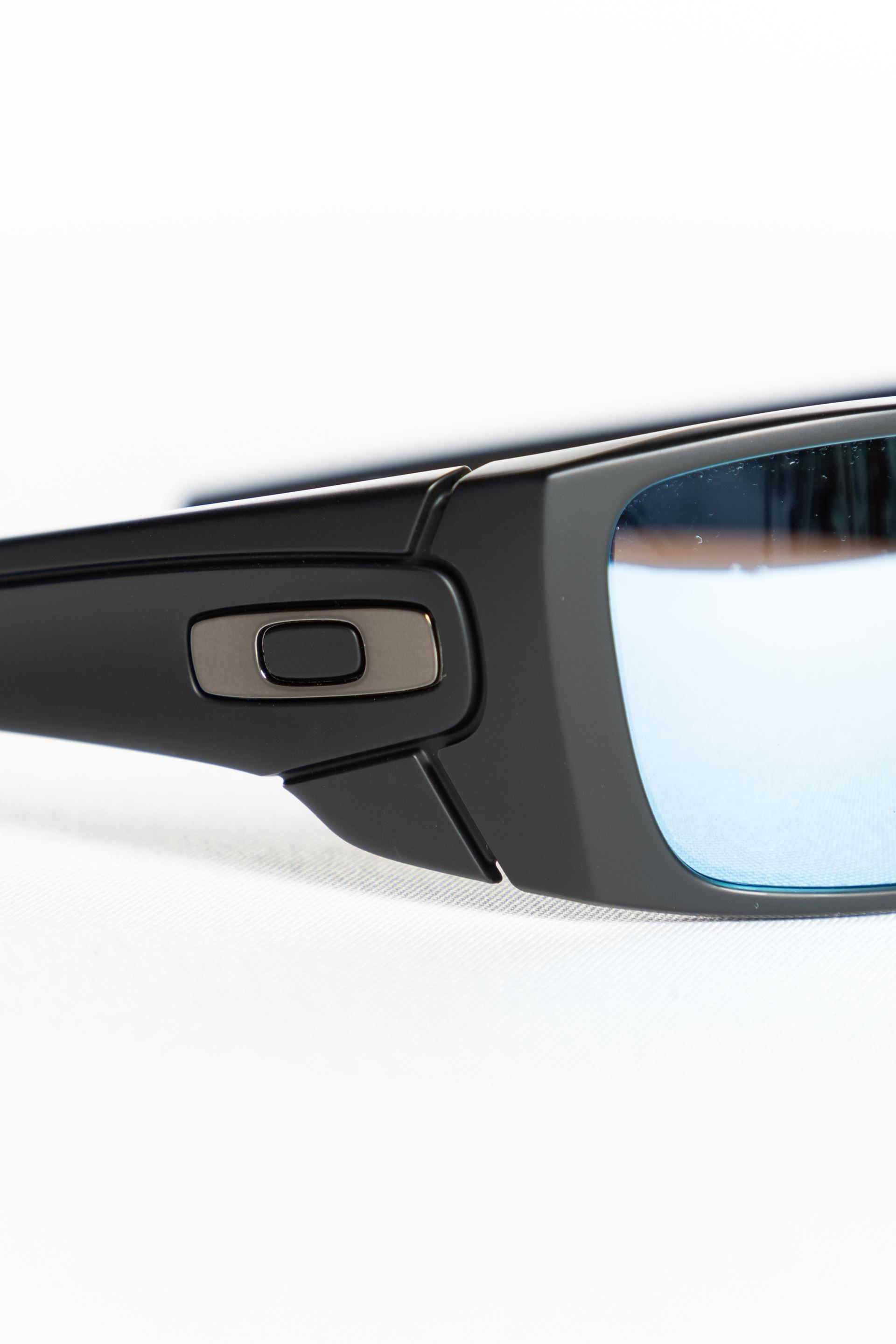 Окуляри сонцезахисні Oakley FUEL CELL D8 MATTE BLACK PRIZM DEEP BLUE POLARIZED - Фото 2
